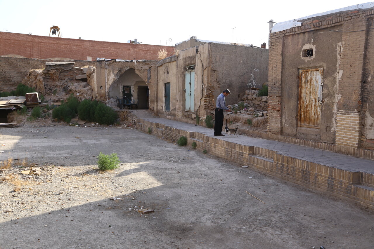 اتراق زئران و مسافران ری در کاروانسرای دوقلوی سرتخت